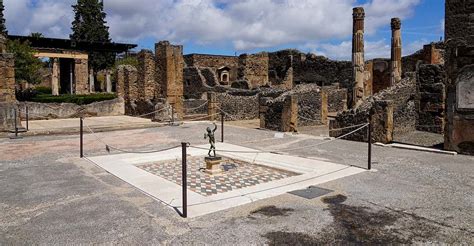Arqueólogo guiando en Pompeya