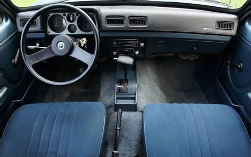 Pontiac T1000 Interior