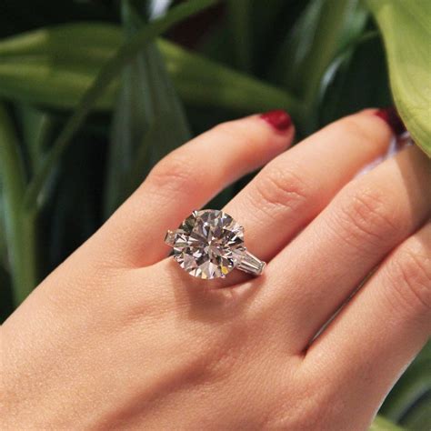 Popular Engagement Ring Cuts - The Round Brilliant Diamond