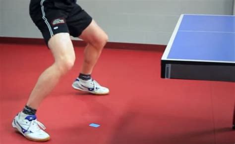 Posisi Lutut Saat Melakukan Teknik Footwork Dalam Tenis Meja Adalah