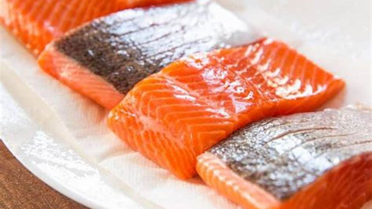 Potong Ikan Salmon Menjadi Potongan-potongan Kecil. Potong Ikan Salmon Menjadi Potongan-potongan Kecil Agar Mudah Dimakan Oleh Bayi., Resep7-10k