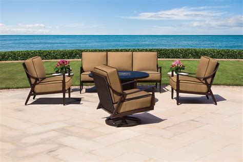 Collection Lloyd Flanders Premium outdoor furniture in allweather wicker, woven vinyl and