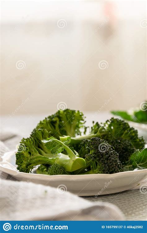 Cutting Broccoli Florets