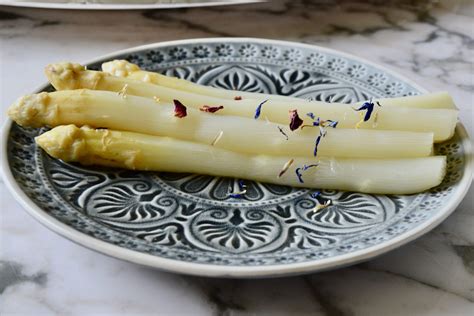 Preparing White Asparagus