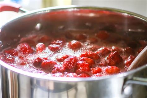 Preparing the Berries for Dipping