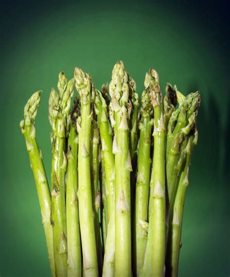 Presentation of asparagus and vegetables