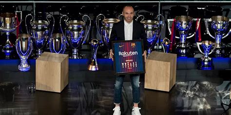 Andrés Iniesta dengan Trofi