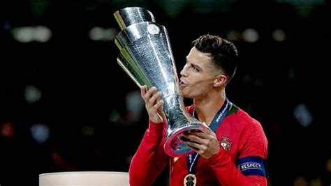 Cristiano Ronaldo dengan deretan piala dan trofi yang pernah diraih