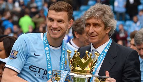 Edin Džeko memegang piala