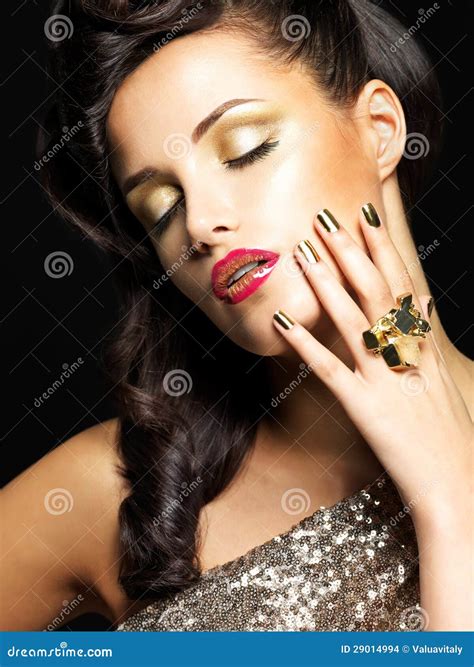 Pretty Woman Golden Nails Beautiful