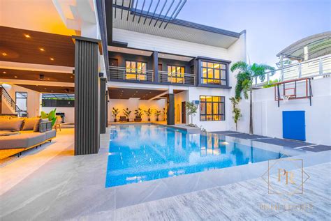 Kalua Private Villa Transfer: The Top Mini Van Experience