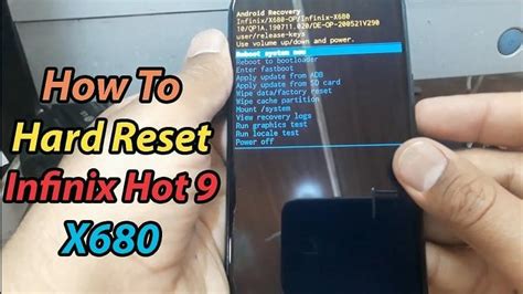 Ilustrasi pria sedang melakukan factory reset pada HP Infinix