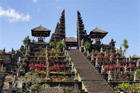 Pura Besakih sebagai Pusat Spiritual Bali