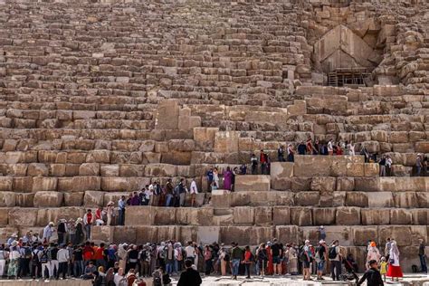 Pyramid Tour Crowds