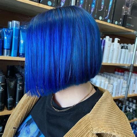 Rambut Biru Pendek