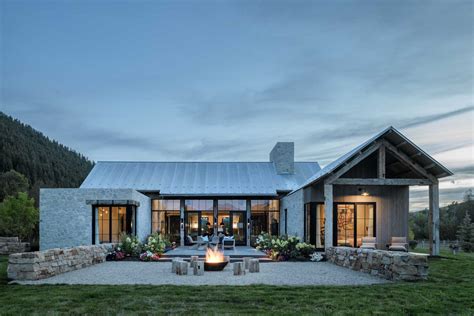 Ranch house features