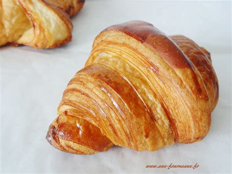Croissants rolls prêts à être cuits