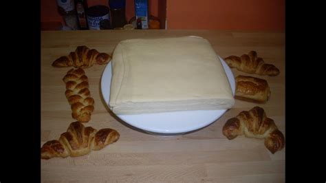 Pétrissage de la pâte à croissant