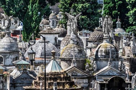 Recoleta Cemetery Tour Guide