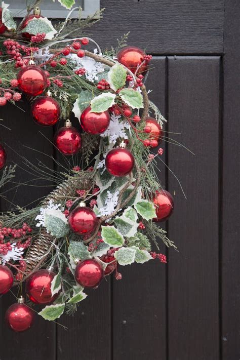 Red Ball Christmas Wreath