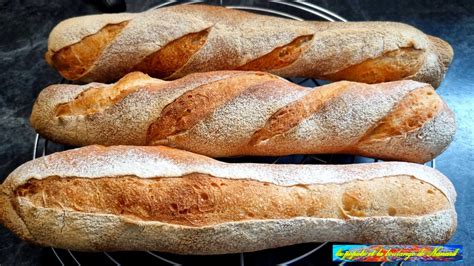 Baguettes de pain en train de refroidir