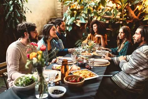 Groupe d'amis partageant un repas