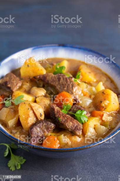 Menglahap Kenikmatan Sederhana: Resep Slow Cooker Rebusan Daging Sapi dan Ale yang Memikat Hati