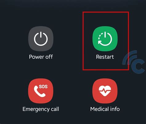 Tangan memegang smartphone yang sedang di-restart