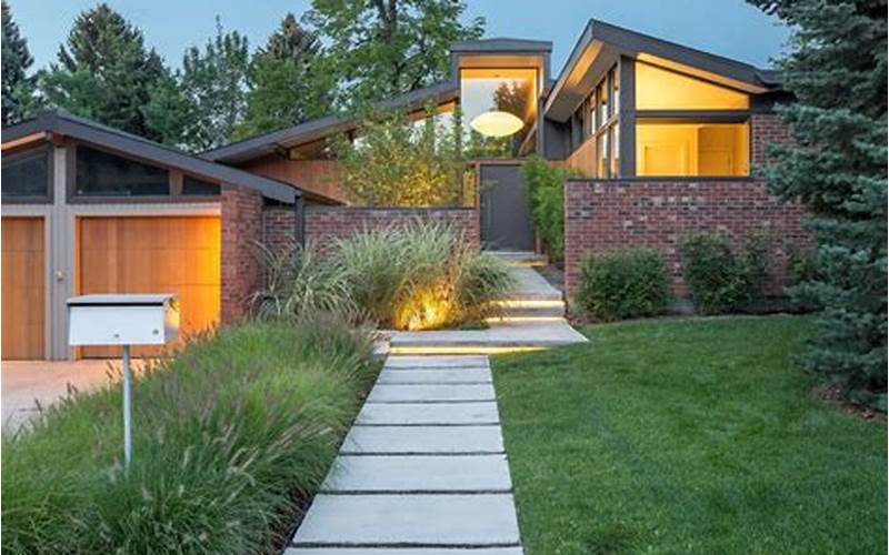 Revamp Your Outdoor Space With A Midcentury Modern Privacy Fence Courtyard