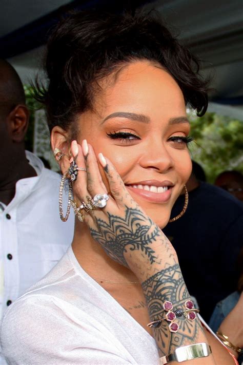 Rihanna Henna Hand Tattoos Freakoutfit Rihanna tattoo