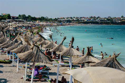 ルーマニアの海岸でプライバシーと撮影マナーに注意する旅行者