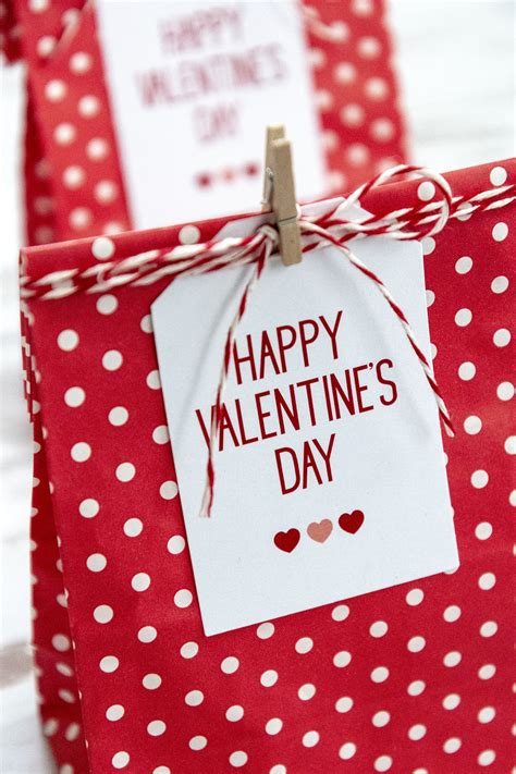 Happy Valentine's Day Free Printable Gift Tags. Red and white free diy