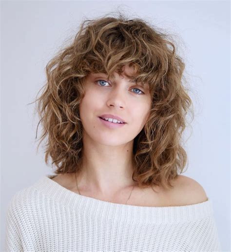 Round Face Curly Hair With Bangs