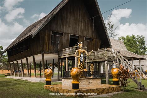 <20> Rumah Betang: Rumah Adat Kalimantan Tengah