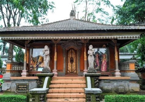 Rumah Panggung atau Bubungan Tinggi Bali
