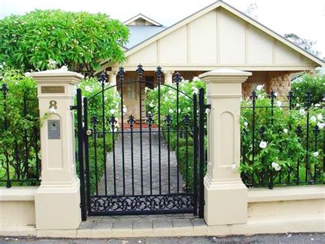 Rumah tampil lebih elegan dengan pagar bergaya klasik. Karakter ornamen