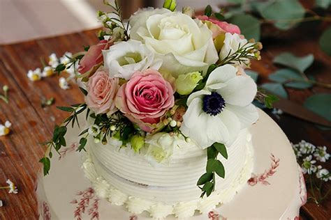 Rustic Flower Cake with Fresh Blooms