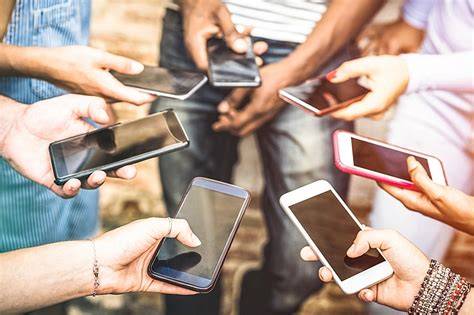 スマートフォンで日本語のSNS投稿を見る様子