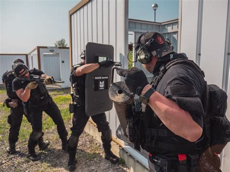 SWATによる建物クリアリングの戦術的突入