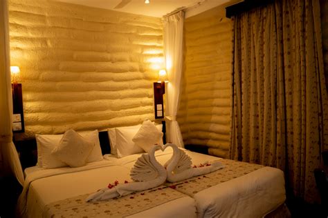 Saltlick Lodge at Night