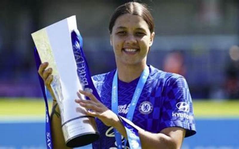 Sam Kerr With Her Trophy