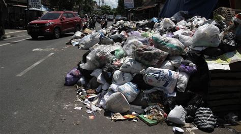 Sampah Plastik di Jalanan