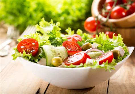 Sayuran Berwarna Hijau Pada Saat Menata Salad Digunakan Untuk