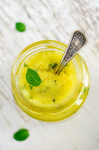 Scrub Lemon dan Gula