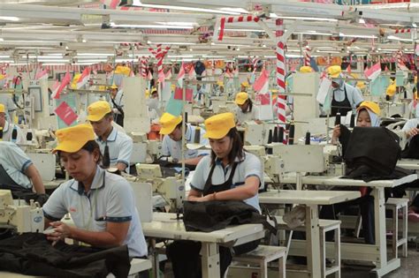 Sebuah Pabrik Tekstil Membuat Dua Jenis Pakaian