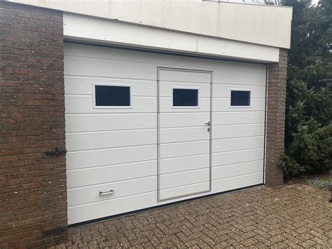 Sectional garagedeur met loopdeur