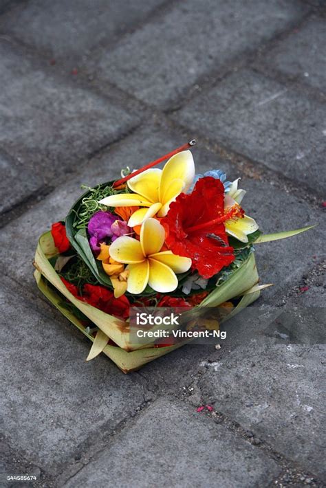 Seni persembahan dalam ritual prajuru pura