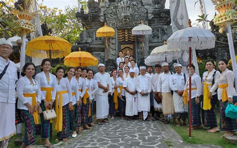 Prajuru pura sebagai seniman religius Bali