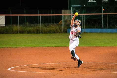 Seorang Pemain yang Bertugas Melempar Bola pada Permainan Softball Disebut