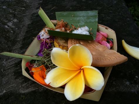 Sesajen Bali dan larangannya